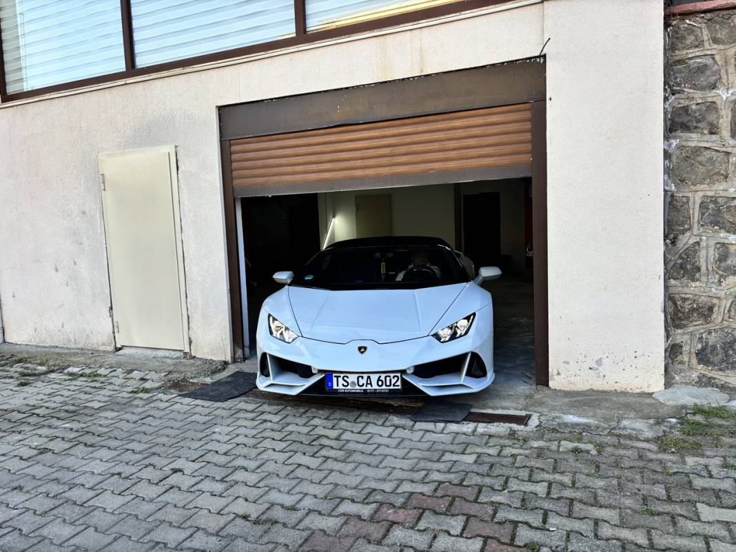 Köyüne Lamborghini ile geldi, anneannesini gezdirdi 8